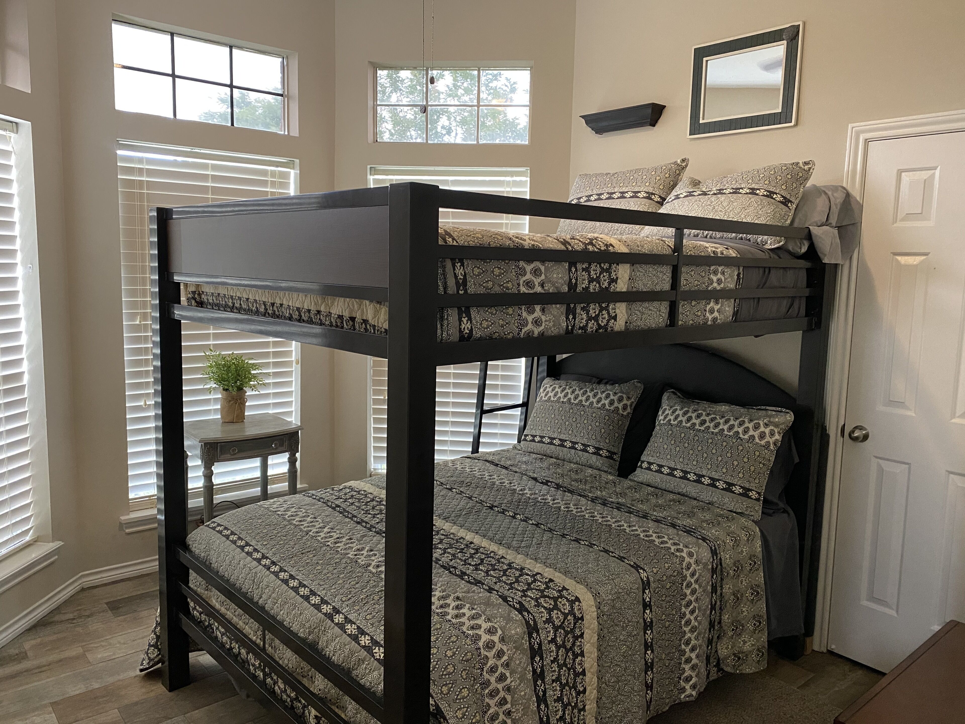 3 bedrooms, desk, iron/ironing board, travel crib