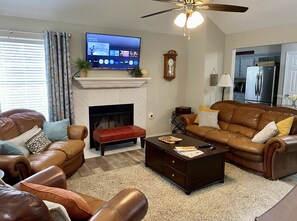 Smart TV, fireplace, DVD player, books - LaPorte Landing-w/Private Hot Tub- Grill & Chill (La Porte)