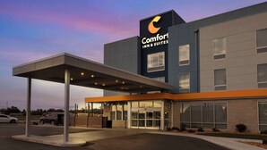 A Comfort Inn & Suites hotel with a modern design, featuring a covered entrance and a prominent signage. - Comfort Inn & Suites Mountain Grove US-60 (Mountain Grove)