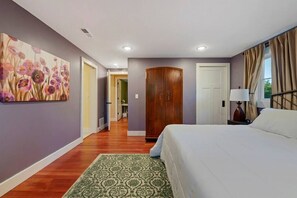 4 bedrooms, desk, iron/ironing board, WiFi
