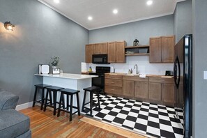 Kjøleskap, mikrobølgeovn, ovn og kokeplater