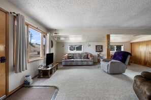 TV - Farmhouse Ranchette - Horses Welcome (Belle Fourche)