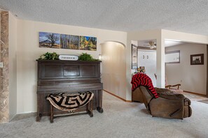 Interior - Farmhouse Ranchette - Horses Welcome (Belle Fourche)