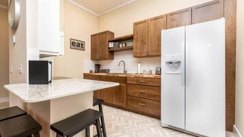 Frigorifero, microonde, forno, piano cottura