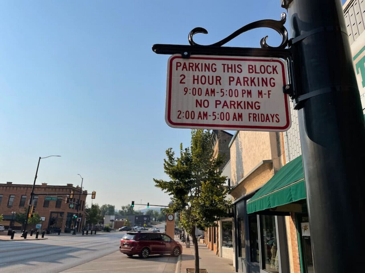 Ein Straßenschild mit Informationen zu Parkvorschriften.