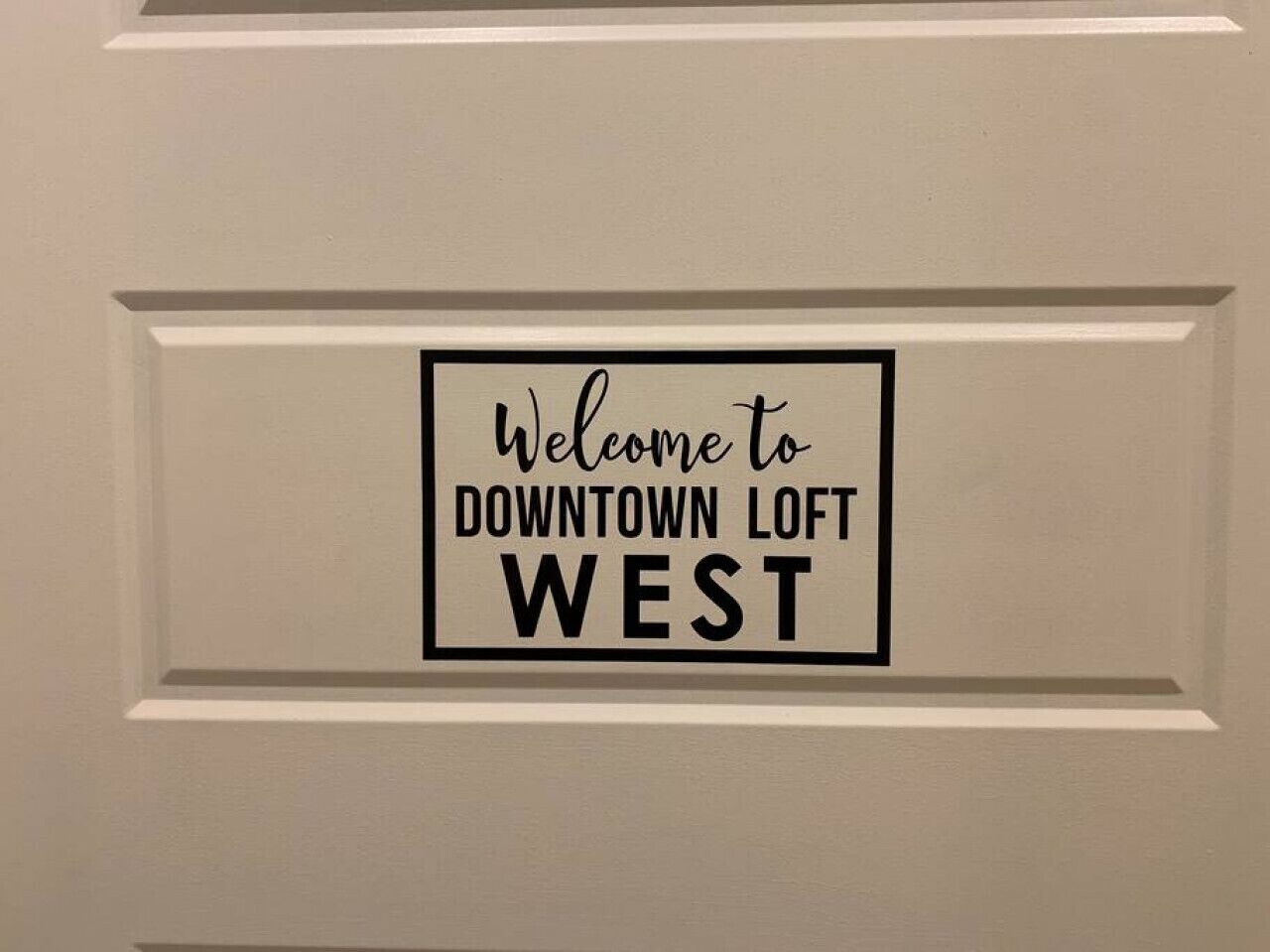 Señal de bienvenida para Downtown Loft West.