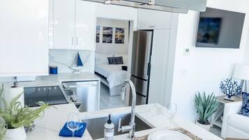 Fridge, microwave, stovetop, dishwasher