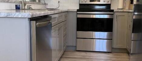 Frigorifero, microonde, forno, piano cottura