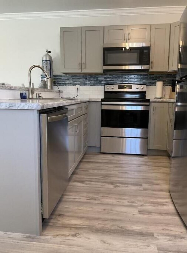 Geladeira, micro-ondas, fogão, cooktop