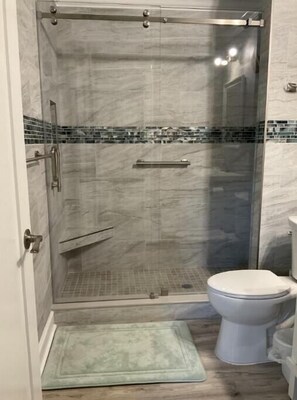 Douche, séchoir à cheveux, serviettes fournies, savon