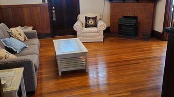 Smart TV, fireplace, ping pong, stereo