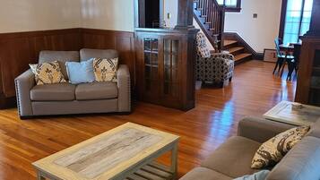 Smart TV, fireplace, ping pong, stereo