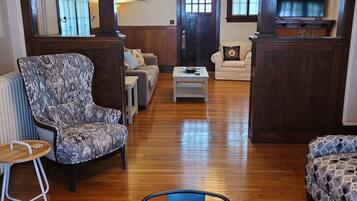 Smart TV, fireplace, table tennis, stereo