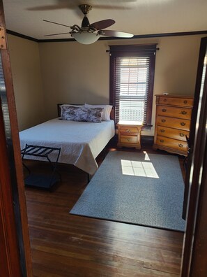 6 bedrooms, desk, iron/ironing board, free WiFi