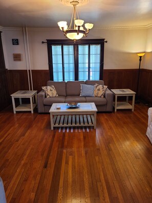 Smart TV, fireplace, table tennis, stereo