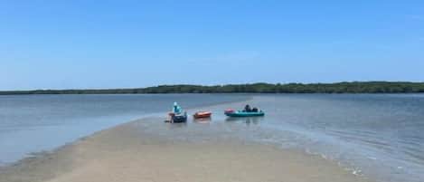 Chaises longues, serviettes de plage