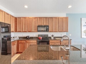 ثلاجة، ميكروويف، فرن، موقد طهي مسطح