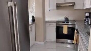 Microondas, horno, parrilla de estufa y lavavajillas