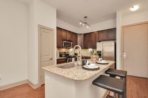 冷蔵庫、電子レンジ、オーブン、コンロ