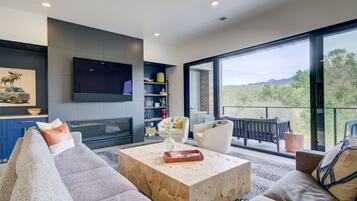 Tv, eldstad, böcker och en stereo