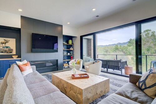 Modern 3Bdrm Stay | Mountain Views & Beach Access
