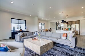 Televisión, chimenea, libros y estéreo 