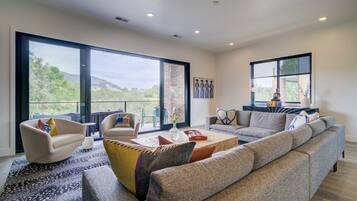 Tv, eldstad, böcker och en stereo