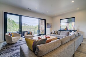 Fernseher, Kamin, Bücher, Stereoanlage