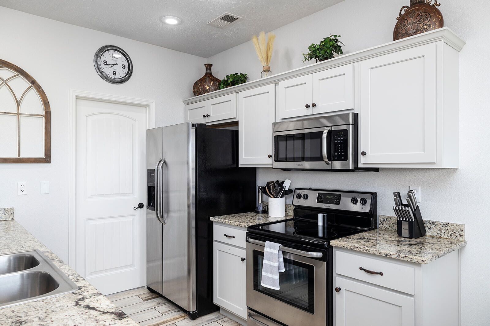 Jääkaappi, mikroaaltouuni, uuni, liesi