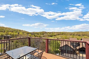 Outdoor dining - Gorgeous with 2 kings and Bunk Room, Pools, Golf, Resort Access! SDC close (Reeds Spring)