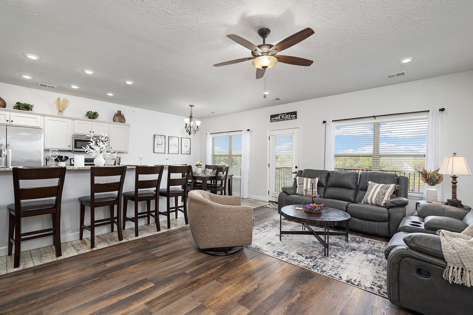 Smart TV, chimenea, libros