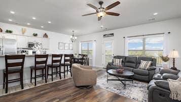 Smart TV, chimenea, libros