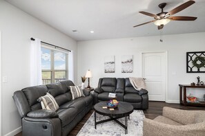 Smart TV, fireplace, books - Gorgeous with 2 kings and Bunk Room, Pools, Golf, Resort Access! SDC close (Reeds Spring)