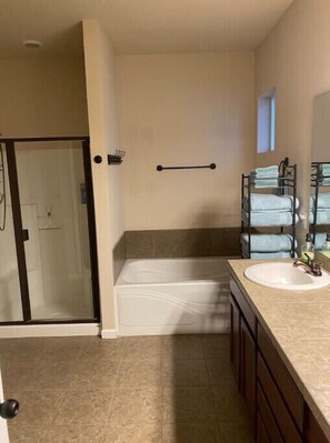 Shower, hair dryer, towels, soap - Thunder Ridge Hideaway (Enumclaw)