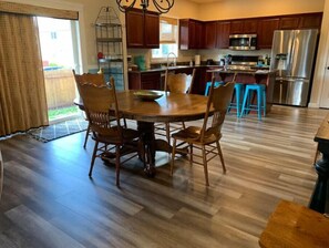 Fridge, microwave, oven, stovetop - Thunder Ridge Hideaway (Enumclaw)