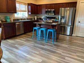 ثلاجة، ميكروويف، فرن، موقد طهي مسطح