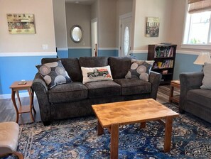 Smart TV, chimenea y libros 