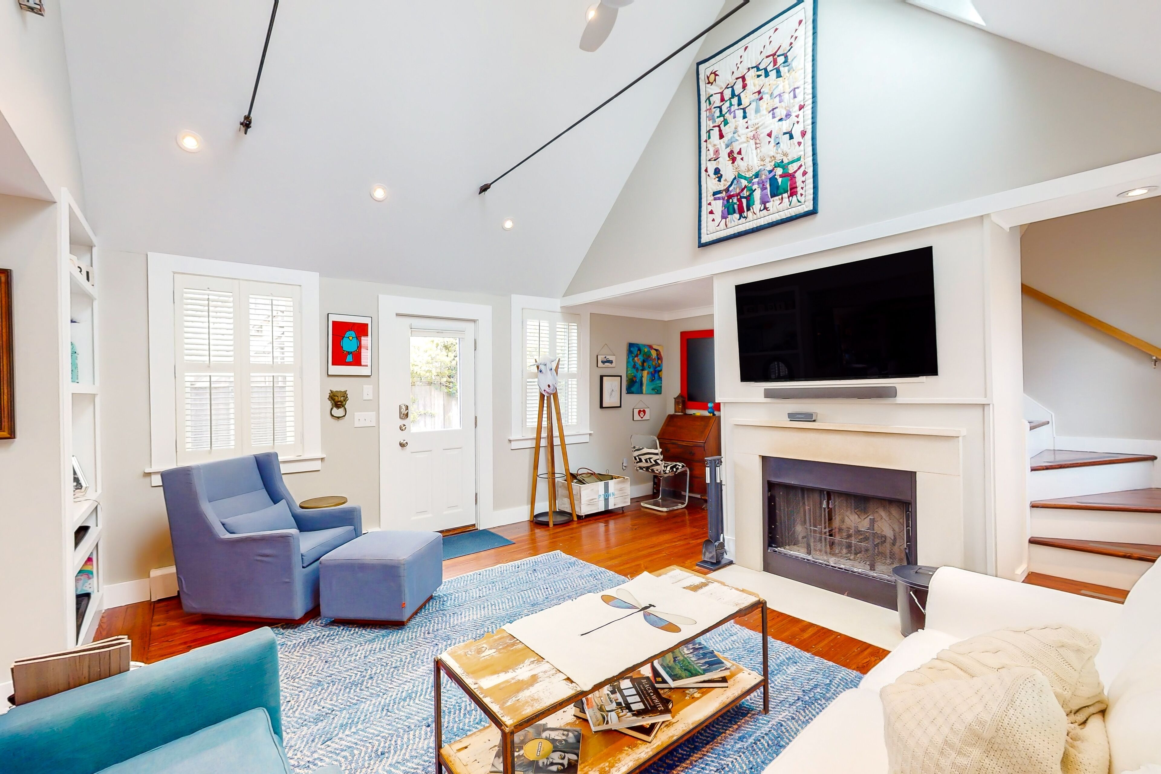 Dog-friendly oasis with enclosed yard, fireplace, & balcony - walk everywhere