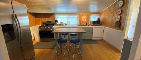 Een koelkast, een magnetron, een oven, een kookplaat