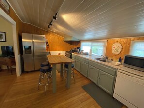 Réfrigérateur, four à micro-ondes, un four, surface de cuisson