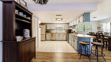 Frigorífic, microones, forn i placa de cuina