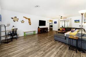 TV connectée, cheminée, lecteur de DVD, baby-foot