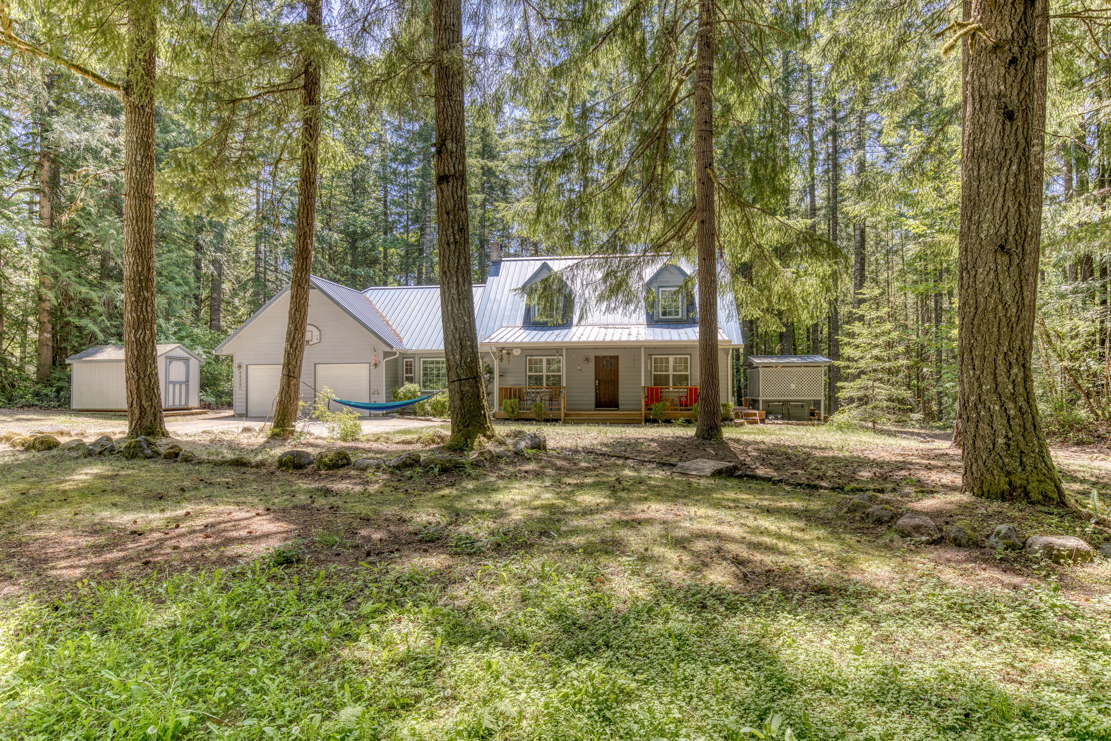Cozy home with river access, private hot tub, wood stove, fireplace, & W/D