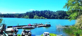 Ticketmaster Chamber - Lakefront Studio Vacation Rental