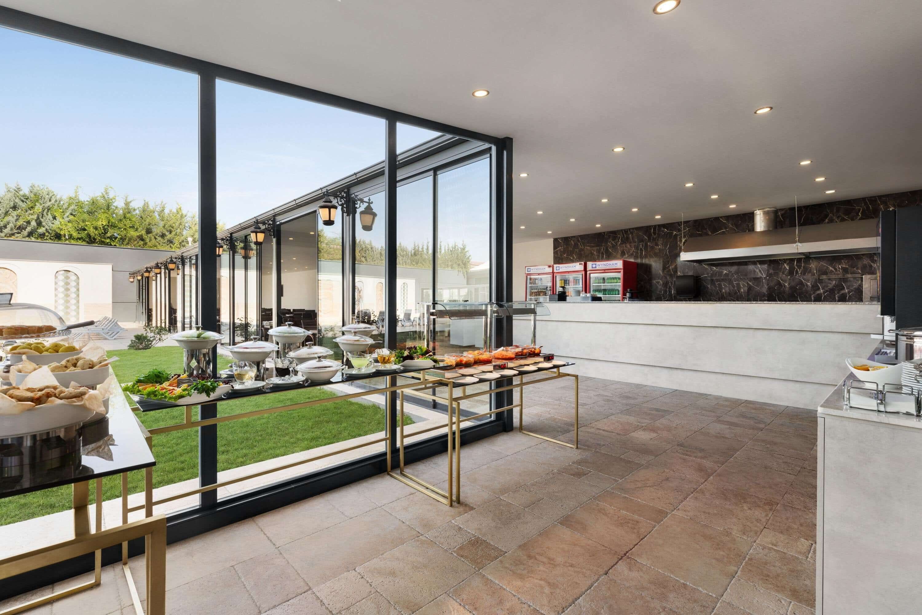 5 bars/lounges, poolside bar