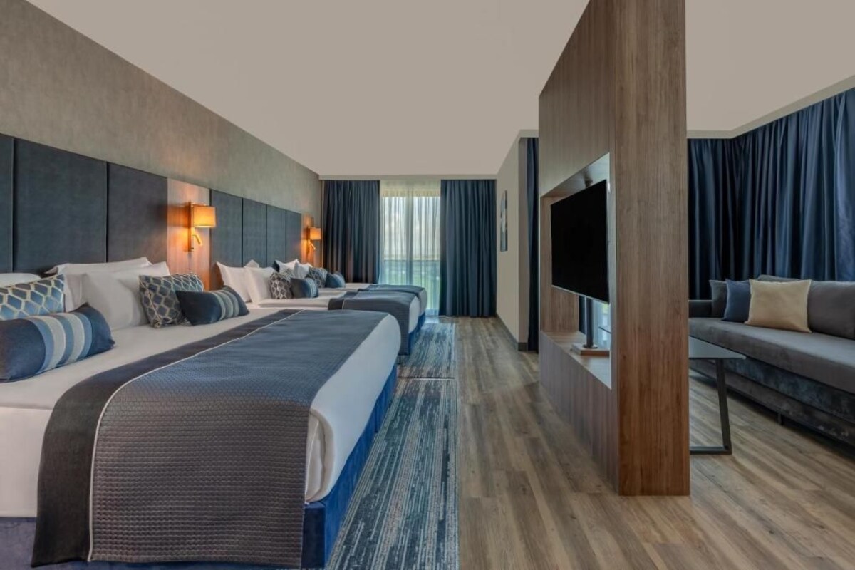 Corner Deluxe Room