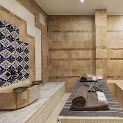 Een sauna, een stoombad, warm/mineraalwaterbronnen, een Turks bad/hammam