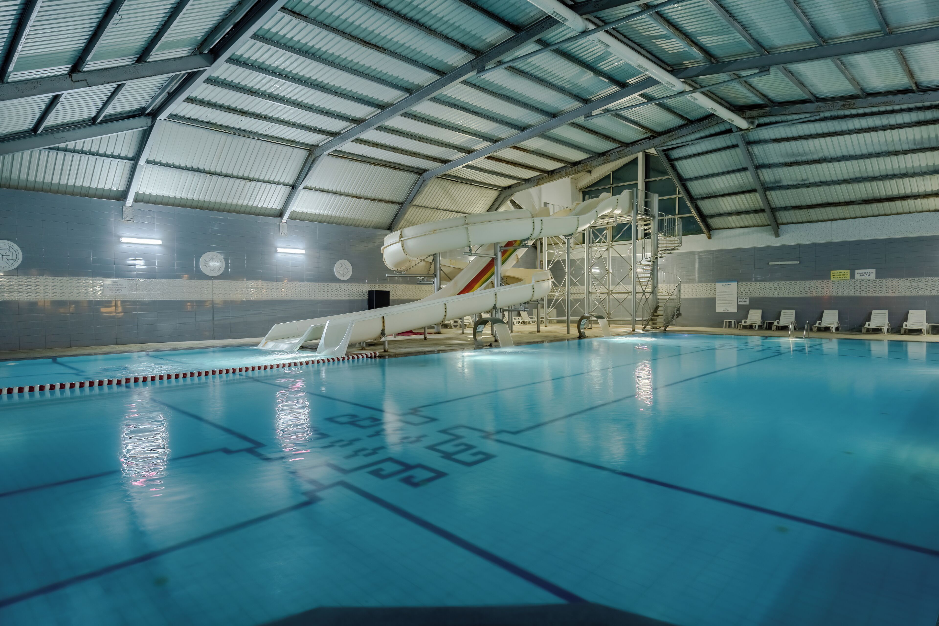 6 piscines couvertes, piscine extérieure
