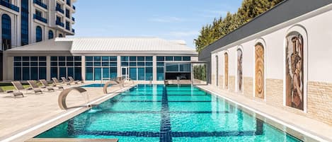 6 piscinas techadas, una piscina al aire libre