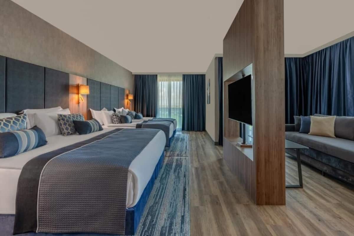 Luxe beddengoed, Tempur Pedic-bedden, een minibar, een kluis op de kamer